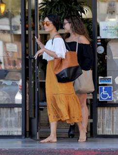 Vanessa Hudgens feet photo thumbnail