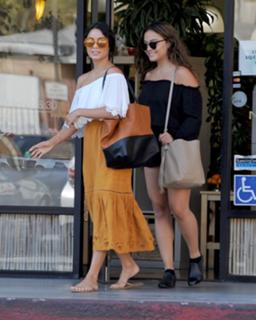 Vanessa Hudgens feet photo thumbnail