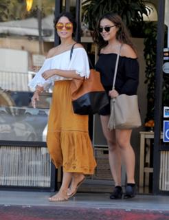 Vanessa Hudgens feet photo thumbnail
