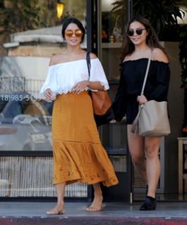 Vanessa Hudgens feet photo thumbnail