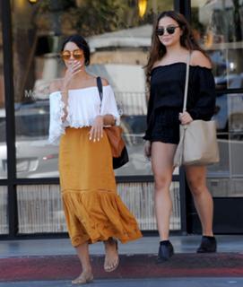Vanessa Hudgens feet photo thumbnail