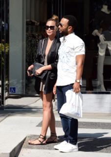 Chrissy Teigen feet photo thumbnail