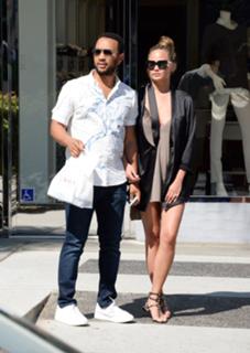 Chrissy Teigen feet photo thumbnail