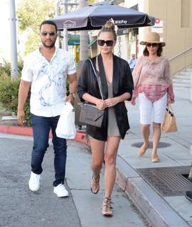 Chrissy Teigen feet photo thumbnail