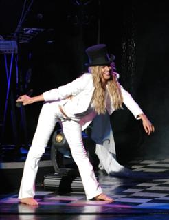 Ashlee Simpson feet photo thumbnail