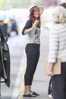 Brie Larson feet photo thumbnail