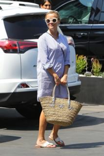 Reese Witherspoon feet photo thumbnail