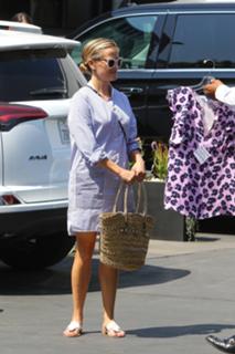 Reese Witherspoon feet photo thumbnail
