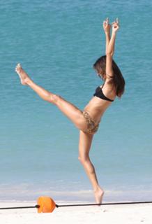 Alessandra Ambrosio feet photo thumbnail