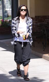 Demi Lovato feet photo thumbnail