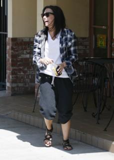 Demi Lovato feet photo thumbnail