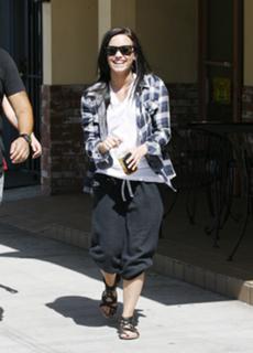 Demi Lovato feet photo thumbnail