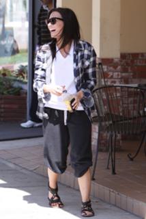 Demi Lovato feet photo thumbnail