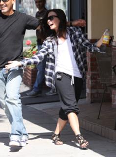 Demi Lovato feet photo thumbnail