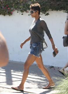 Halle Berry feet photo thumbnail