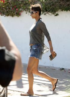 Halle Berry feet photo thumbnail