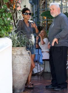 Halle Berry feet photo thumbnail