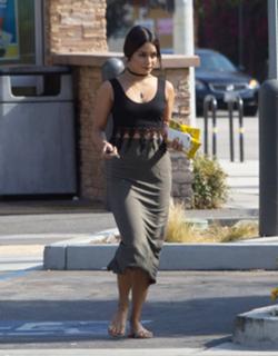 Vanessa Hudgens feet photo thumbnail