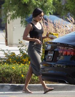 Vanessa Hudgens feet photo thumbnail