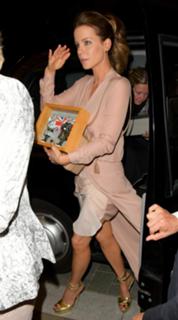 Kate Beckinsale feet photo thumbnail