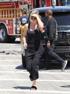 Khloé Kardashian feet photo thumbnail