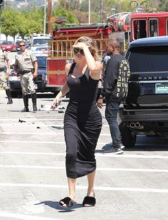 Khloé Kardashian feet photo thumbnail