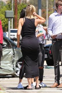 Khloé Kardashian feet photo thumbnail