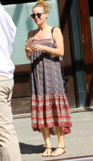 Leslie Mann feet photo thumbnail