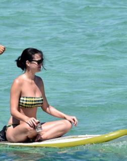 Katy Perry feet photo thumbnail