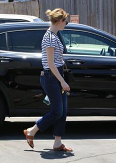 Emma Stone feet photo thumbnail