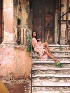 Zoe Saldana feet photo thumbnail