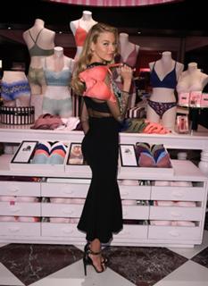 Martha Hunt feet photo thumbnail