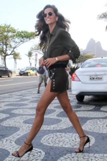 Izabel Goulart feet photo thumbnail