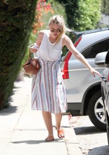 Dakota Fanning feet photo thumbnail