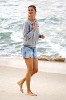 Gisele Bündchen feet photo thumbnail