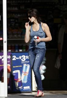Ashley Greene feet photo thumbnail