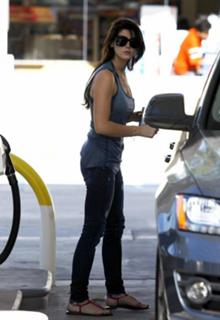 Ashley Greene feet photo thumbnail