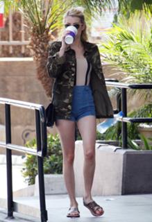Emma Roberts feet photo thumbnail