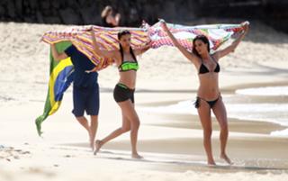Adriana Lima feet photo thumbnail