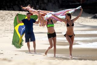 Adriana Lima feet photo thumbnail