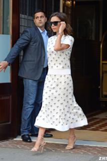 Victoria Beckham feet photo thumbnail
