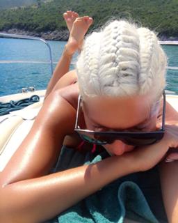 Jelena Karleusa feet photo thumbnail
