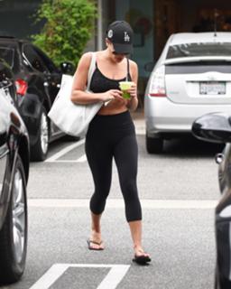 Lea Michele feet photo thumbnail