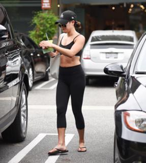 Lea Michele feet photo thumbnail