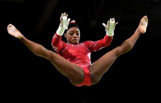 Simone Biles feet photo thumbnail