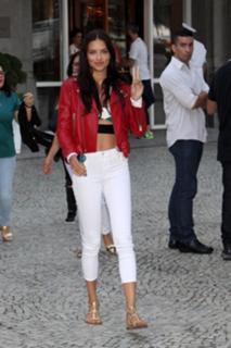 Adriana Lima feet photo thumbnail
