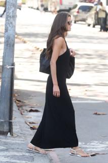 Izabel Goulart feet photo thumbnail