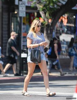 Elizabeth Olsen feet photo thumbnail