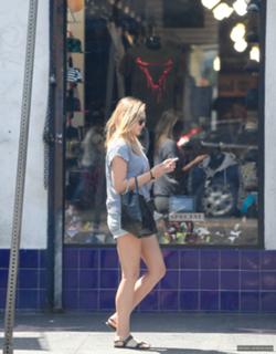Elizabeth Olsen feet photo thumbnail