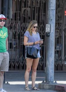Elizabeth Olsen feet photo thumbnail